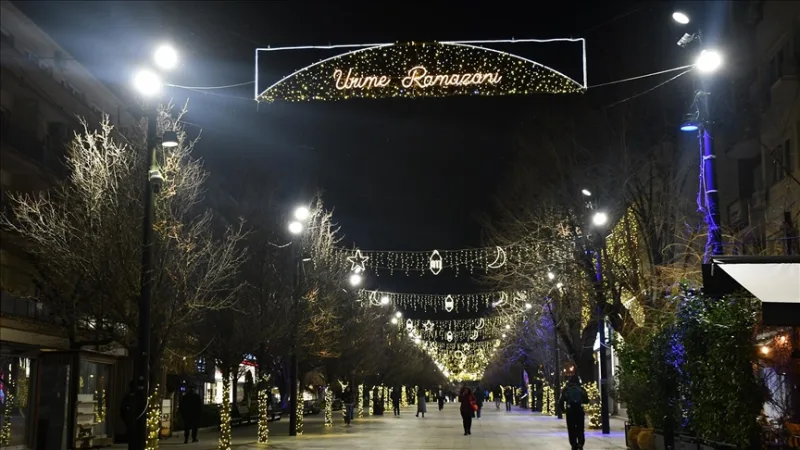 Pristina, a capital do Kosovo, decorada para o Ramadão